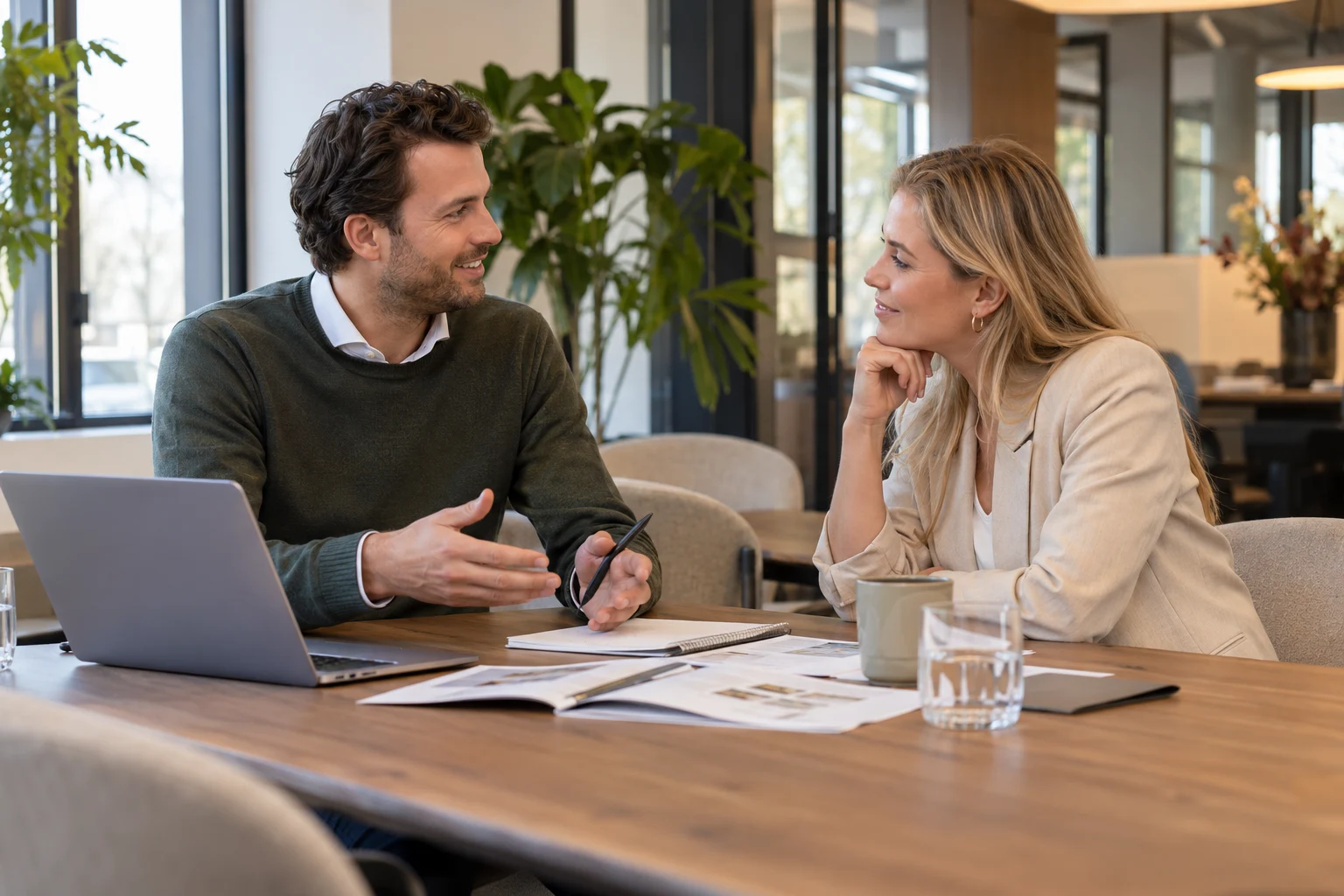 Adviseur en klant bespreken een opdracht in een modern kantoor